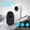 Two pet sports cameras, one black and one white, are displayed on a rocky, mountainous background. Text overlays describe features. Anteprima dell’immagine prodotto