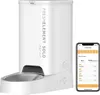 A white automatic pet feeder is shown next to a smartphone displaying a feeding schedule app. Produktbild-Vorschau