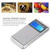 Collage showing top view of herbs, a close-up of a ring, colored stones, and a digital pocket scale. Voir les images du produit