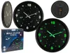 A collage of images showing a wall clock with a space theme, including its packaging and a close-up of its glowing numbers. Náhled obrázku produktu