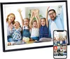 A digital photo frame displaying a family photo, with a smartphone showing the same photo and other family pictures. Produktbild-Vorschau