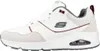 A side view of a white Skechers sneaker with gray and burgundy accents. Voir les images du produit