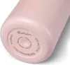Close-up of the bottom of a pink water bottle, showing engraved text. Voir les images du produit