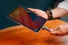 A person is holding a tablet and inserting a USB drive into it. Náhľad obrázku produktu