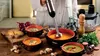 A person is using an immersion blender to make soup in a kitchen setting. Anteprima dell’immagine prodotto