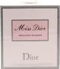 Verpackung von Miss Dior Absolutely Blooming Eau de Parfum in zartem Rosa mit grauem Rahmen, eleganter Schrift und Dior-Logo auf hellem Hintergrund. Anteprima dell’immagine prodotto