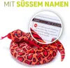 A plush snake toy is shown coiled on a white background, with a circular inset highlighting a product tag. Produktbild-Vorschau