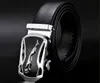 A close-up studio shot of a black leather belt with a silver buckle featuring a jaguar emblem. Anteprima dell’immagine prodotto