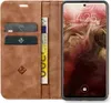 A brown leather flip case for a smartphone, open to reveal card slots and a phone screen displaying the time and date. Produktbild-Vorschau