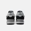 The back view of a pair of New Balance sneakers. Voir les images du produit