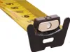 A close-up of the end of a yellow tape measure with black and silver metal components. Voir les images du produit