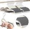 A set of non-slip hangers is displayed, with a close-up inset showing how they are used. Voir les images du produit