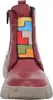 A front view of a red ankle boot with colorful geometric patches on the front. Produktbild-Vorschau