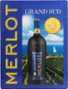 A box of Grand Sud Merlot wine with a scenic background of vineyards and the sea. Produktbild-Vorschau