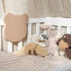 Ollie & Leila Leila's Bär Nachtlicht im Kinderbett mit Kuscheltieren – sanftes Licht für besseren Produktbild-Vorschau