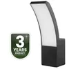 A black outdoor wall light with a curved white diffuser, shown next to a warranty badge. Anteprima dell’immagine prodotto