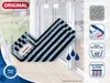 A cleaning mop head with blue and black stripes is displayed on a wooden deck in front of a glass door. Produktbild-Vorschau