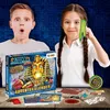 Two children are shown with a board game on a table, with a maze-like background. Anteprima dell’immagine prodotto