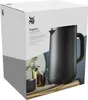 The image shows the packaging of a WMF Impulse insulated jug for tea. The packaging is white with a graphic of the black jug and some decorative elements like a plant and a bowl. Voir les images du produit