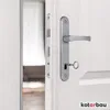 Close-up of a silver door handle and lock mechanism on a white door. Anteprima dell’immagine prodotto