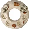 A ceramic wreath-shaped candle holder with various winter forest animal and plant decorations. Anteprima dell’immagine prodotto