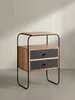 Industrieller Nachttisch in der 3/4-Ansicht, die die Tiefe von 30cm und die Kombination aus warmem Holz und kühlem Metall zeigt._#sku_SAFWL6.779#