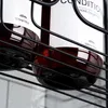 A close-up shot of a black metal shower caddy holding two brown bottles. Anteprima dell’immagine prodotto