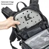 A hand is inserting a protective insert into a backpack. Produktbild-Vorschau