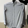 A wrinkled grey dress shirt is shown next to a pressed grey dress shirt. Produktbild-Vorschau