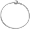 A silver Pandora bracelet with a clasp featuring the Pandora logo. Anteprima dell’immagine prodotto