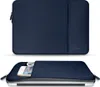 A navy blue laptop sleeve is shown from two angles: closed and open with a phone and charger inside. Anteprima dell’immagine prodotto