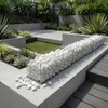 Weiße Kieselsteine in einem Gabionenkorb als Gartendekoration auf einer modernen Terrasse Produktbild-Vorschau