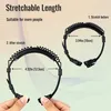 Demonstration of the stretchable length of a headset band. Produktbild-Vorschau
