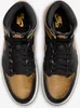 A top-down view of a pair of Nike Air Jordan 1 Retro High OG sneakers in black and gold. Produktbild-Vorschau