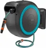 A wall-mounted hose reel with a hose attached. Voir les images du produit