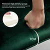A hand pressing into a thick, green upholstered cushion, highlighting its density and thickness. Voir les images du produit