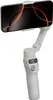 A smartphone is mounted on a white gimbal stabilizer. Voir les images du produit