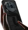 A hand is holding a black phone case with a carbon fiber texture. Produktbild-Vorschau