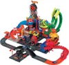 A detailed toy car track playset with multiple levels and themed elements. Voir les images du produit