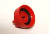 A close-up view of a red oil cap with a black seal. Produktbild-Vorschau