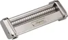 A silver-colored linguine cutting attachment for a pasta maker is shown from a diagonal top-down perspective against a white background. Anteprima dell’immagine prodotto
