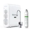 A white water filtration system with a faucet and an extra filter cartridge, displayed on a white background. Anteprima dell’immagine prodotto