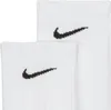 A close-up view of two white Nike socks with the Nike swoosh logo. Voir les images du produit