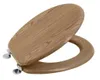 A toilet seat with a wood grain pattern, shown from a slightly elevated angle. Anteprima dell’immagine prodotto