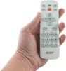 A hand holding a white Acer remote control. Anteprima dell’immagine prodotto