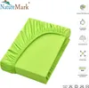 A folded green fitted sheet is shown on a white background, with various product feature icons and text on the right side. Produktbild-Vorschau