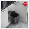 A trash can pull-out system installed inside a kitchen cabinet. Voir les images du produit