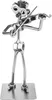A metal figurine of a violinist playing a violin, made from nuts and bolts, standing on a metal base. Voir les images du produit