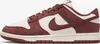 A studio shot of a Nike Dunk Low sneaker. Anteprima dell’immagine prodotto