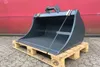 A gray excavator bucket sits on a wooden pallet in front of a red wall. Produktbild-Vorschau